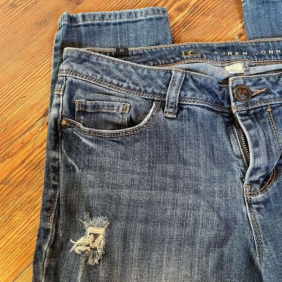 Lauren Conrad Womens jeans size 10. Distressed, bottom hem 5.5”. Great shape - Picture 2 of 8